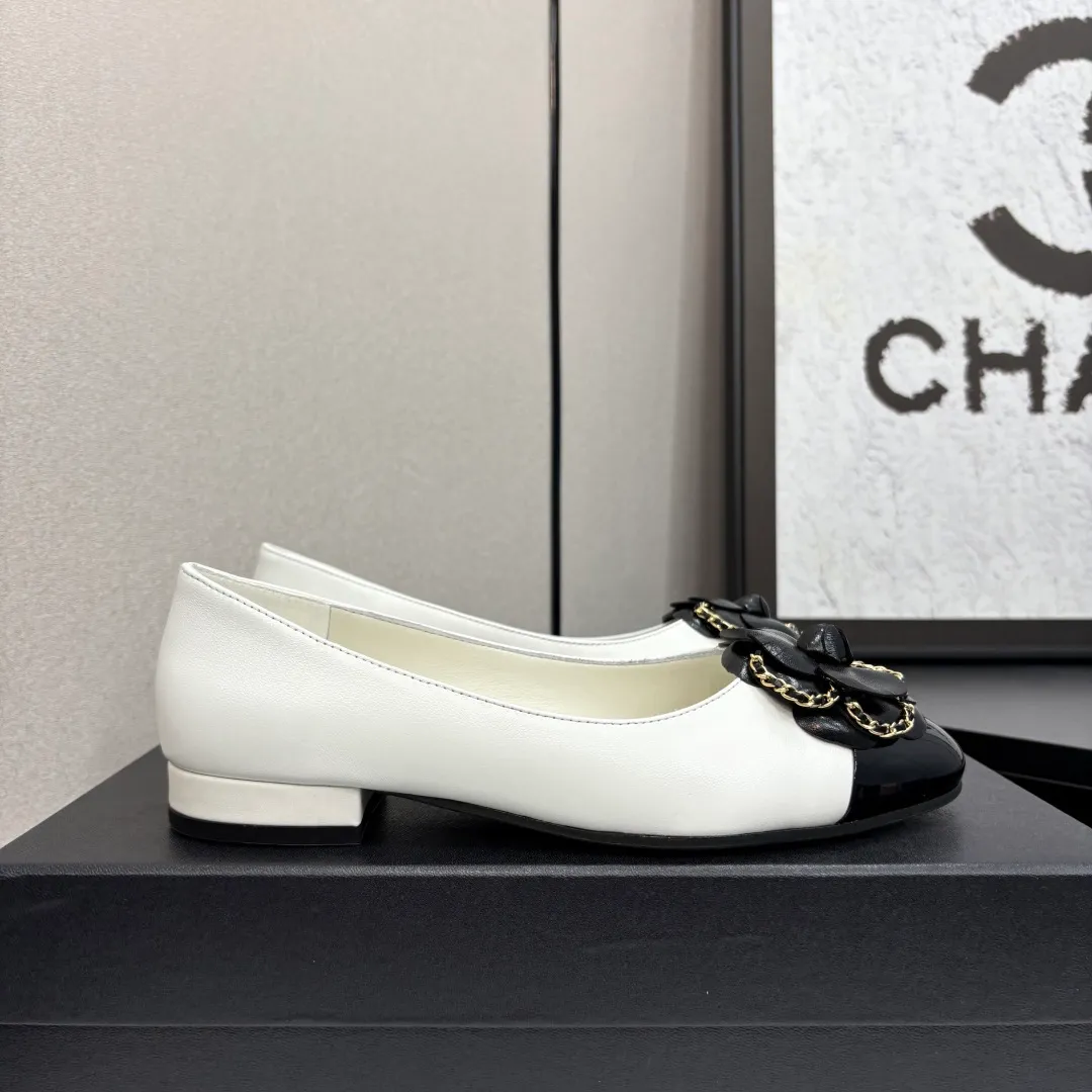 👟👟Ex-factory price 580👟👟 CHANEL｜Chanel Chanel 25C early spring new product Camellia series flat shoes This season’s Camellia series is really beautiful😍 Grandma Xiang’s family has always been elegant and ladylike, full of high-end sense! It’s very nice on the feet~ Whether worn barefoot or paired with skirts or trousers, it’s very versatile! Incomparably beautiful! Extraordinarily fairy 🧚 Overwhelmingly girly‼ ️ The upper is made of imported lambskin, the lining is made of mixed sheepskin, and the Italian A-grade leather outsole Size: 35-39 (40/41 customized)